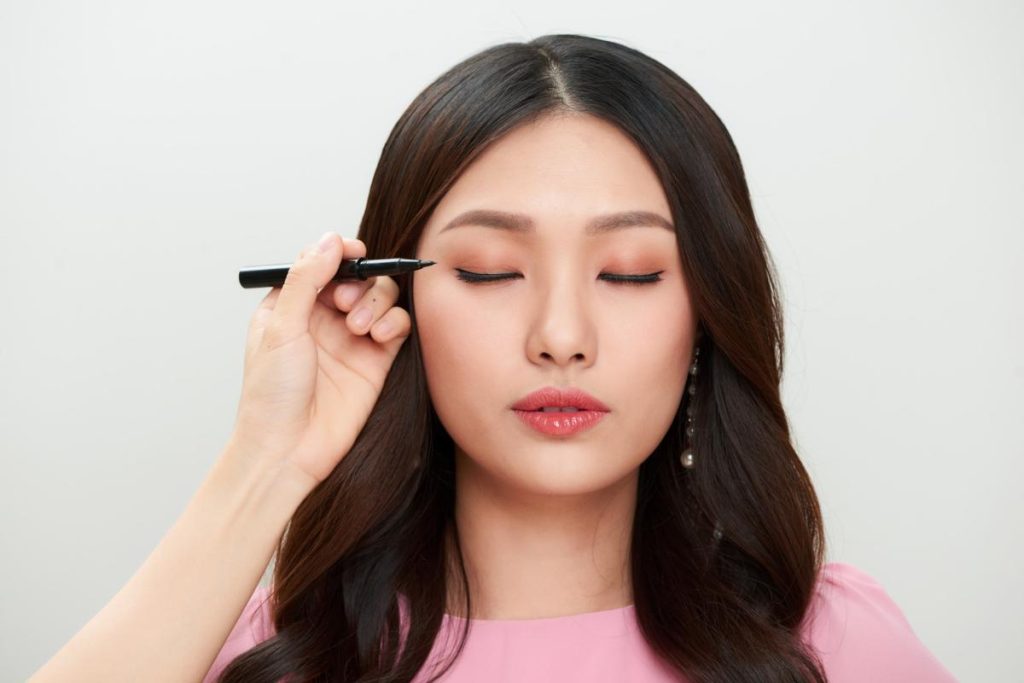 Eyeliner- 6 Easy to Use Makeup Essentials for A Radiant Look - Beginner's Guide!